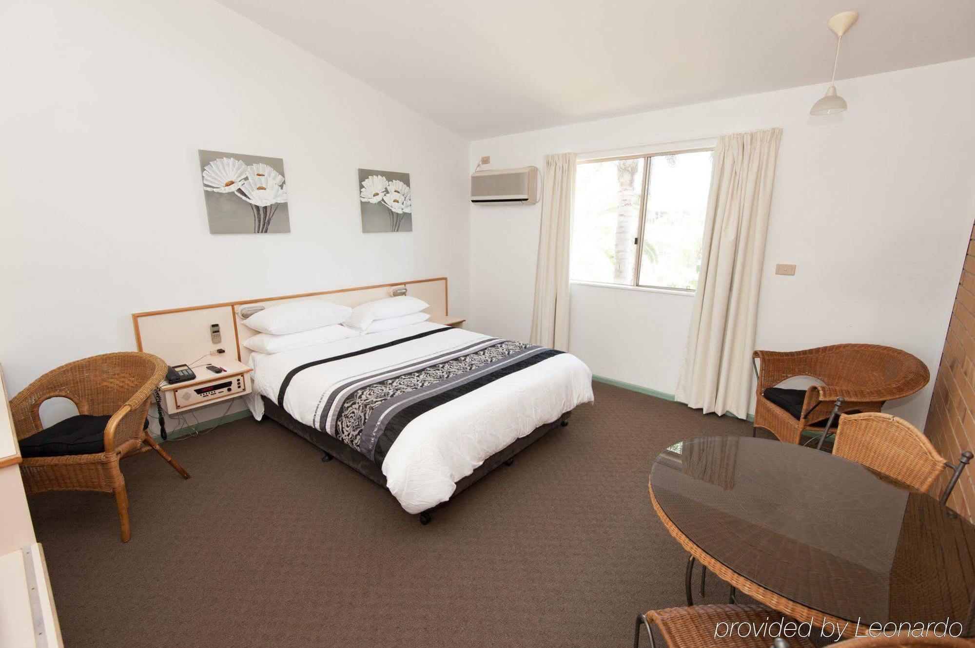 Wild Scotsman Motor Inn Gin Gin Qld エクステリア 写真